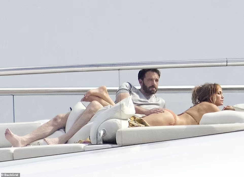 Jennifer Lopez - Ben Affleck t&igrave;nh tứ tr&ecirc;n du thuyền - Ảnh 1.