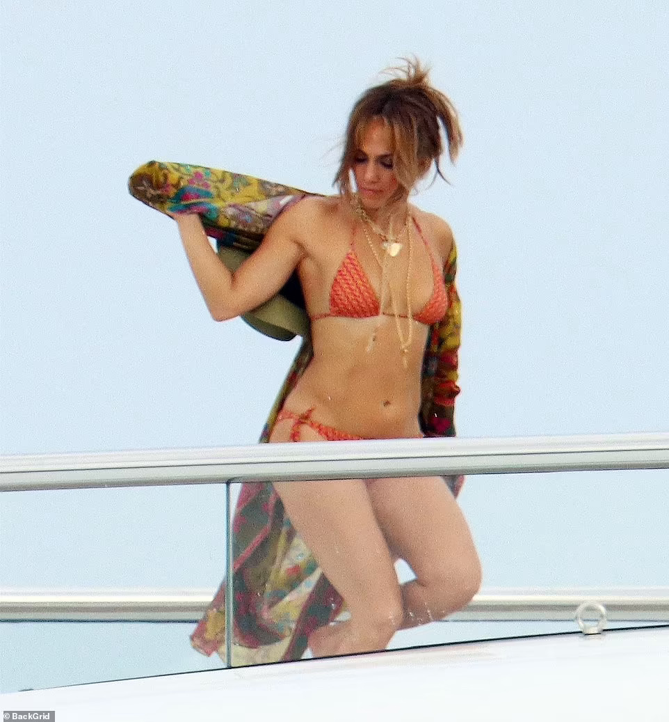 Jennifer Lopez - Ben Affleck t&igrave;nh tứ tr&ecirc;n du thuyền - Ảnh 7.
