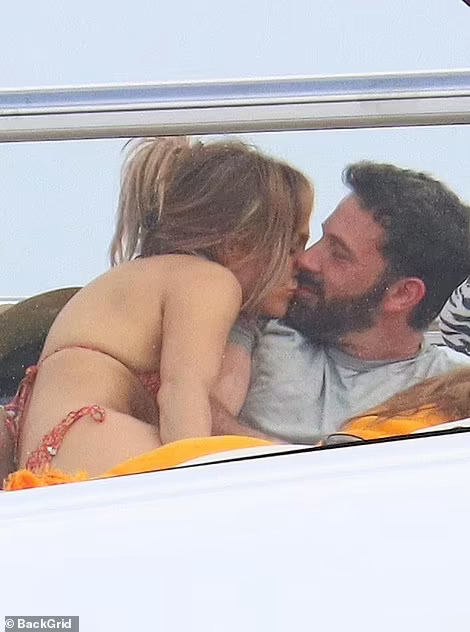 Jennifer Lopez - Ben Affleck t&igrave;nh tứ tr&ecirc;n du thuyền - Ảnh 3.