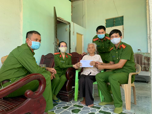Lu&ocirc;n ghi ơn những người c&oacute; c&ocirc;ng - Ảnh 2.