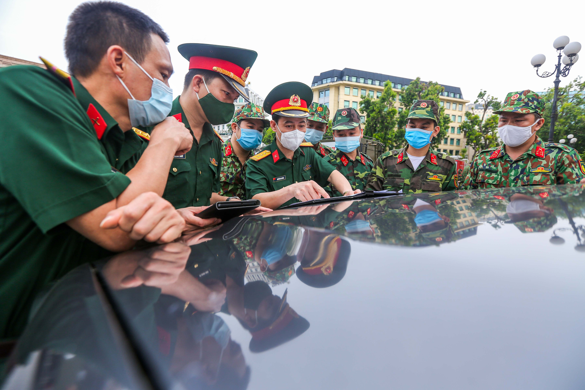 15 xe đặc chủng ra quân phun khử khuẩn ở thành phố Hà Nội - Ảnh 3.