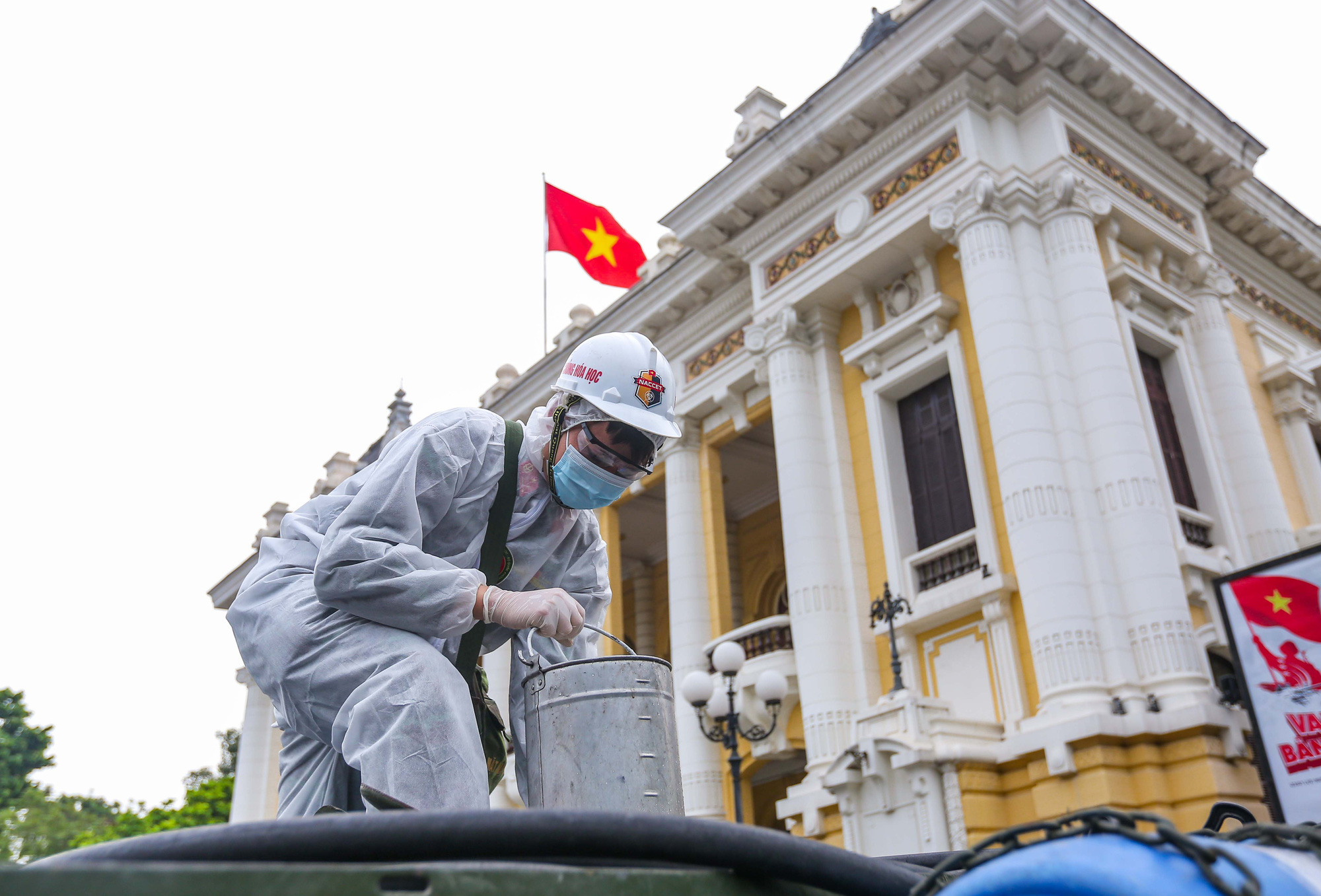 15 xe đặc chủng ra quân phun khử khuẩn ở thành phố Hà Nội - Ảnh 4.