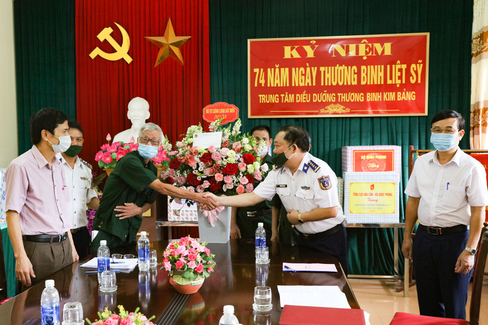 Cảnh s&aacute;t biển đẩy mạnh c&aacute;c hoạt động tri &acirc;n c&aacute;c Anh h&ugrave;ng Thương binh Liệt sĩ - Ảnh 4.