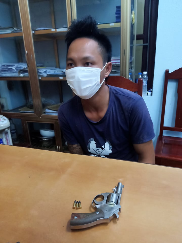 Thanh ni&ecirc;n đầu trần dạo phố thủ s&uacute;ng Colt c&ugrave;ng 3 vi&ecirc;n đạn - Ảnh 1.