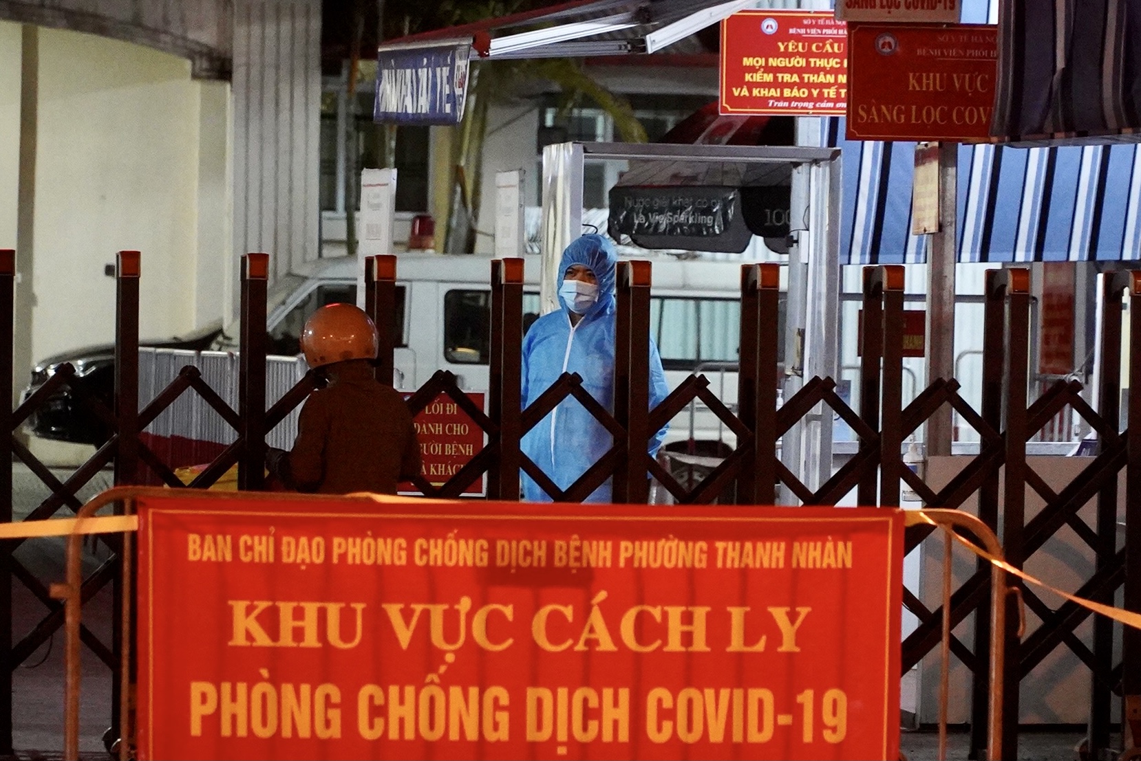 Ghi nhận thêm 24 ca dương tính SARS-CoV-2, 17 ca chưa rõ nguồn lây