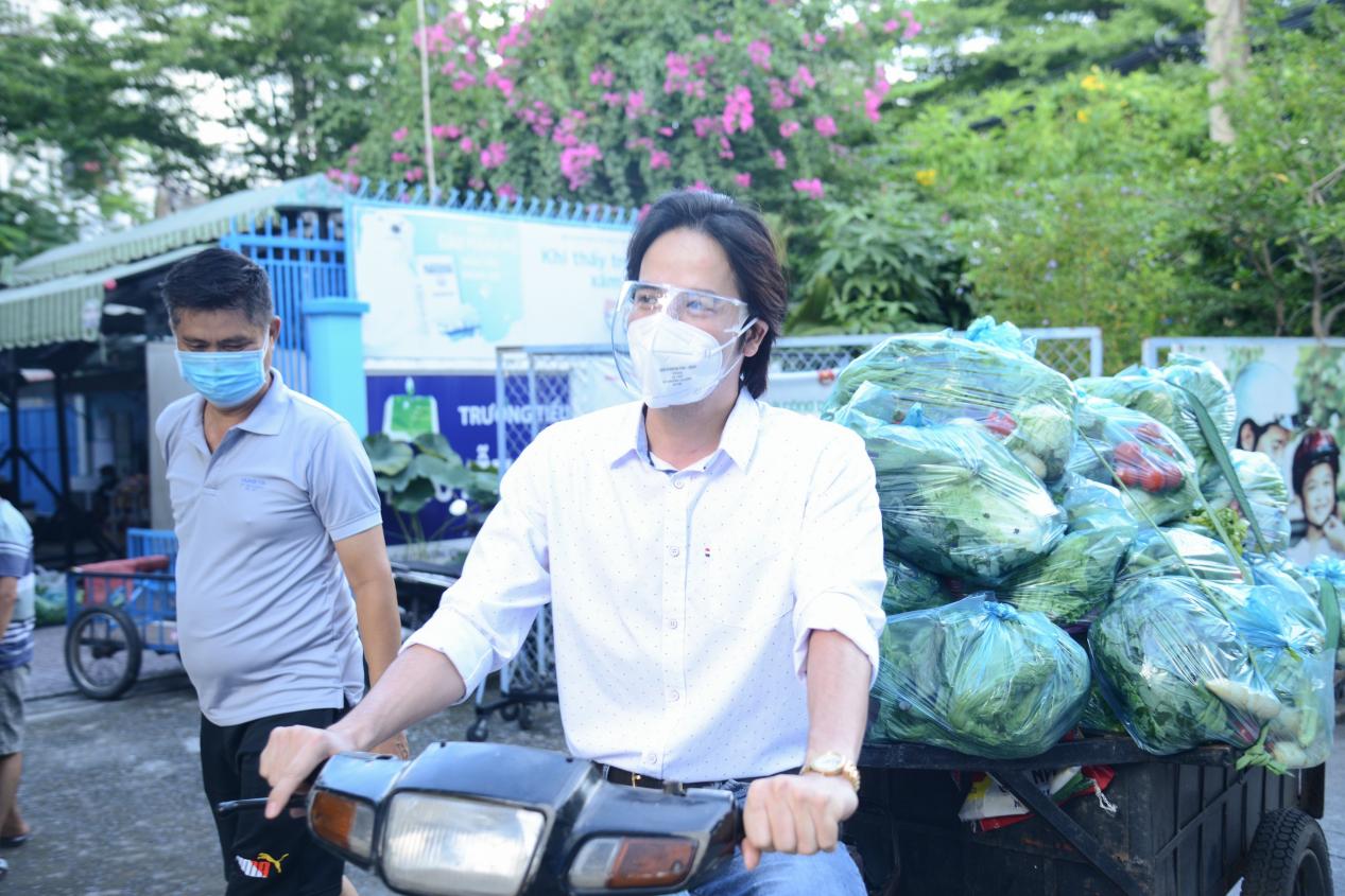 Diễn viên Đoàn Minh Tài, ca sĩ Sunny Đan Ngọc trao quà cho bà con nghèo bị cách ly