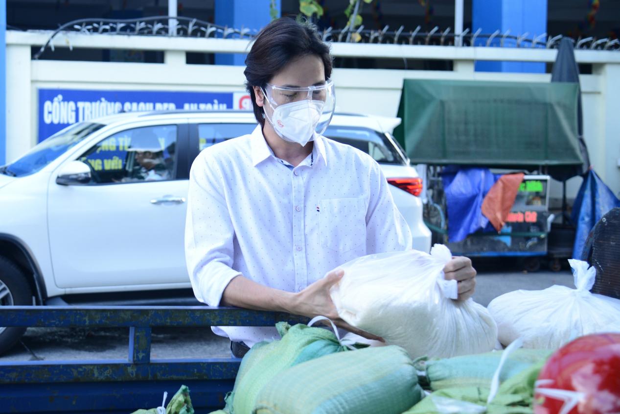 Diễn vi&ecirc;n Đo&agrave;n Minh T&agrave;i, ca sĩ Sunny Đan Ngọc trao qu&agrave; cho b&agrave; con ngh&egrave;o bị c&aacute;ch ly - Ảnh 2.