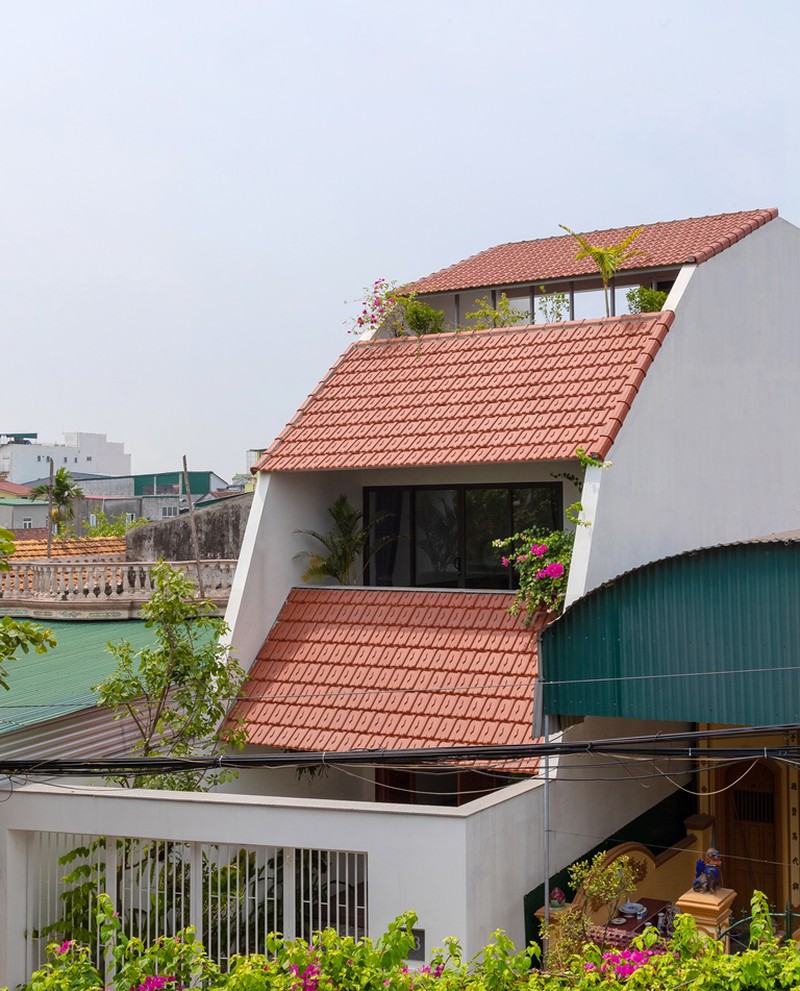 Nh&agrave; ng&oacute;i với ba m&aacute;i hi&ecirc;n trượt độc đ&aacute;o ở Nghệ An - Ảnh 2.