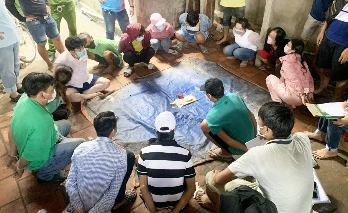 Ph&aacute; 2 vụ đ&aacute;nh bạc ở miền T&acirc;y c&oacute; nhiều &ldquo;qu&yacute; b&agrave;&rdquo; tham gia - Ảnh 1.
