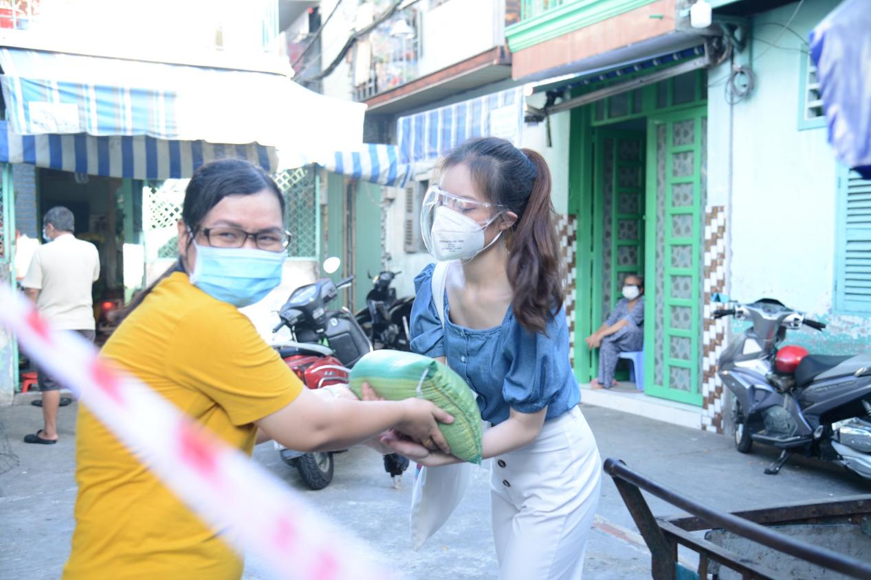 Diễn vi&ecirc;n Đo&agrave;n Minh T&agrave;i, ca sĩ Sunny Đan Ngọc trao qu&agrave; cho b&agrave; con ngh&egrave;o bị c&aacute;ch ly - Ảnh 4.