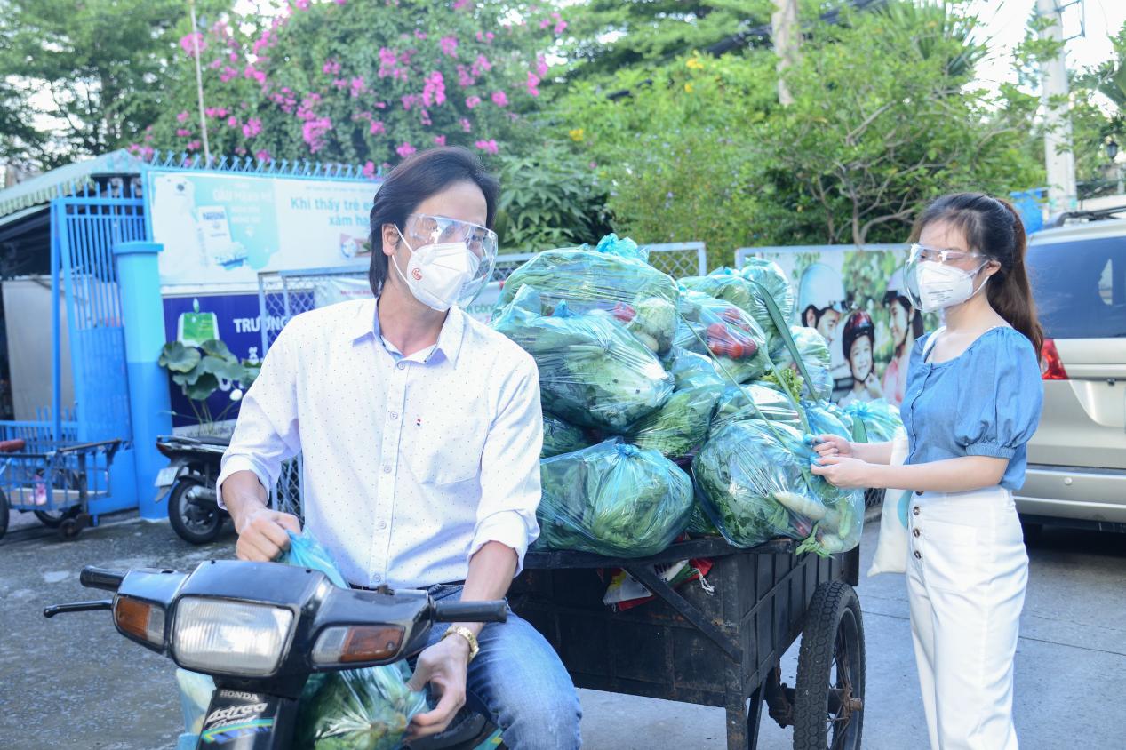 Diễn vi&ecirc;n Đo&agrave;n Minh T&agrave;i, ca sĩ Sunny Đan Ngọc trao qu&agrave; cho b&agrave; con ngh&egrave;o bị c&aacute;ch ly - Ảnh 5.
