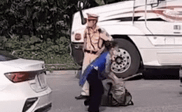 Th&ocirc;ng tin bất ngờ vụ người phụ nữ đ&aacute; văng d&eacute;p, li&ecirc;n tục m&uacute;a v&otilde; trước mặt c&ocirc;ng an tại chốt kiểm dịch - Ảnh 1.