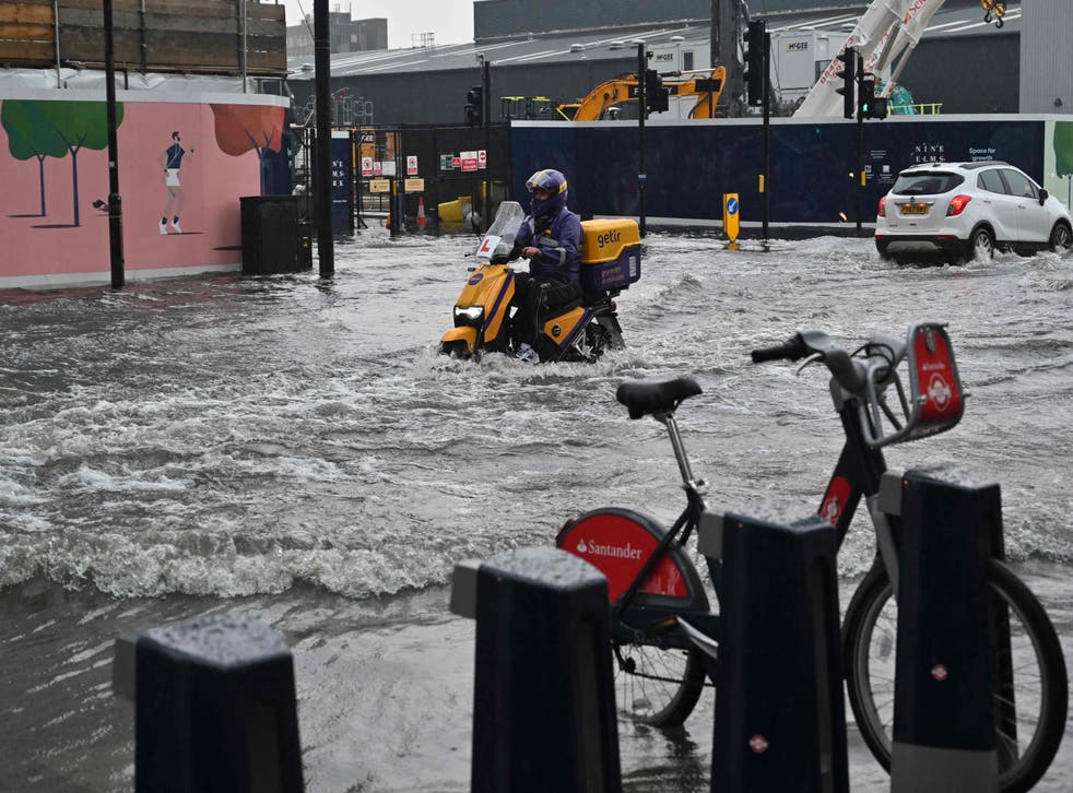 Mưa bão tràn vào, London cảnh báo "xe hơi không phải tàu ngầm"
