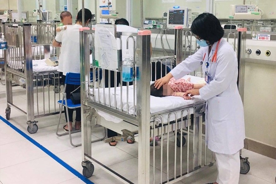 Ngồi trước người điều khiển xe máy, bé 31 tháng tuổi bị tai nạn nghiêm trọng