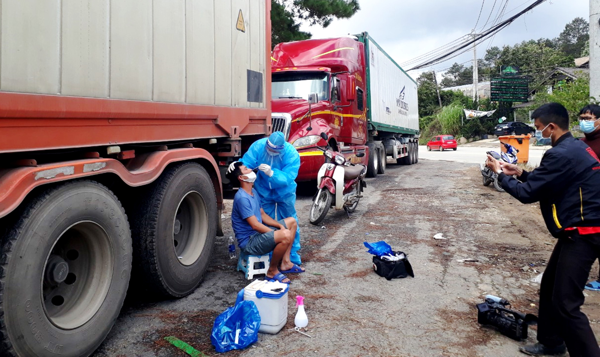 Tạm giữ 29 tấn khoai tây Trung Quốc ngược lên Đà Lạt giữa lúc dịch bệnh - Ảnh 4.