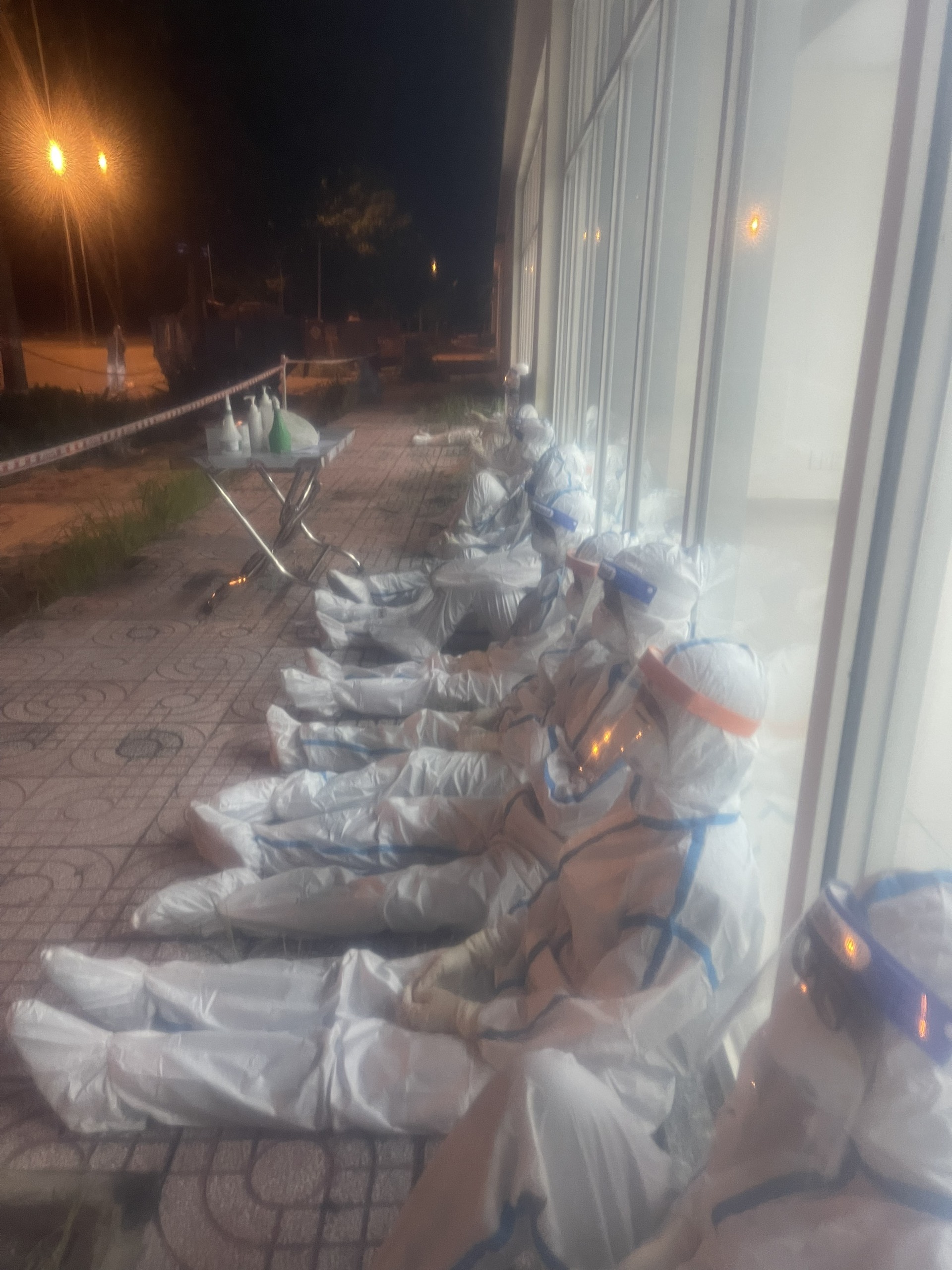 Gần 2 giờ b&aacute;c sĩ, điều dưỡng tại Bệnh viện d&atilde; chiến số 12 thay phi&ecirc;n b&oacute;p b&oacute;ng cứu bệnh nh&acirc;n - Ảnh 2.
