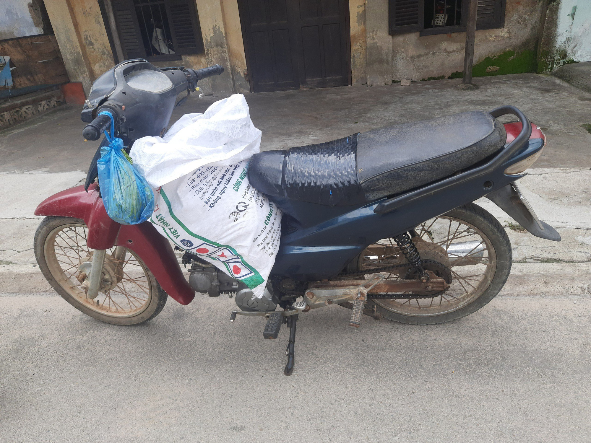 Hai anh em ruột rủ nhau trộm&hellip;30 k&yacute; thịt heo trong khu c&aacute;ch ly - Ảnh 1.