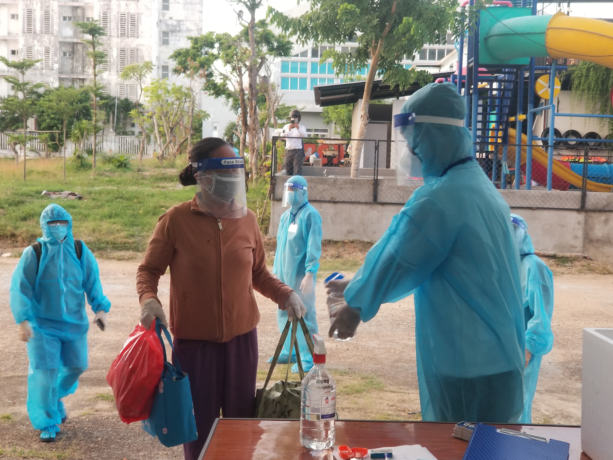 400 công dân Phú Yên đầu tiên từ TP HCM được đón về quê - Ảnh 4.