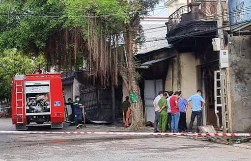 Vợ chồng chủ cửa hàng tạp hóa chết trong đám cháy, trên người có nhiều vết đâm