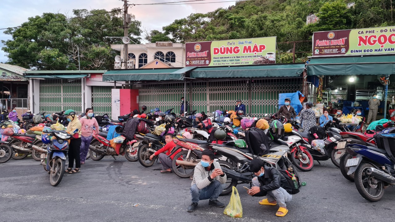 Chủ tịch Thừa Thi&ecirc;n - Huế khuyến c&aacute;o người d&acirc;n kh&ocirc;ng n&ecirc;n tự &yacute; rời khỏi t&acirc;m dịch về qu&ecirc; - Ảnh 1.