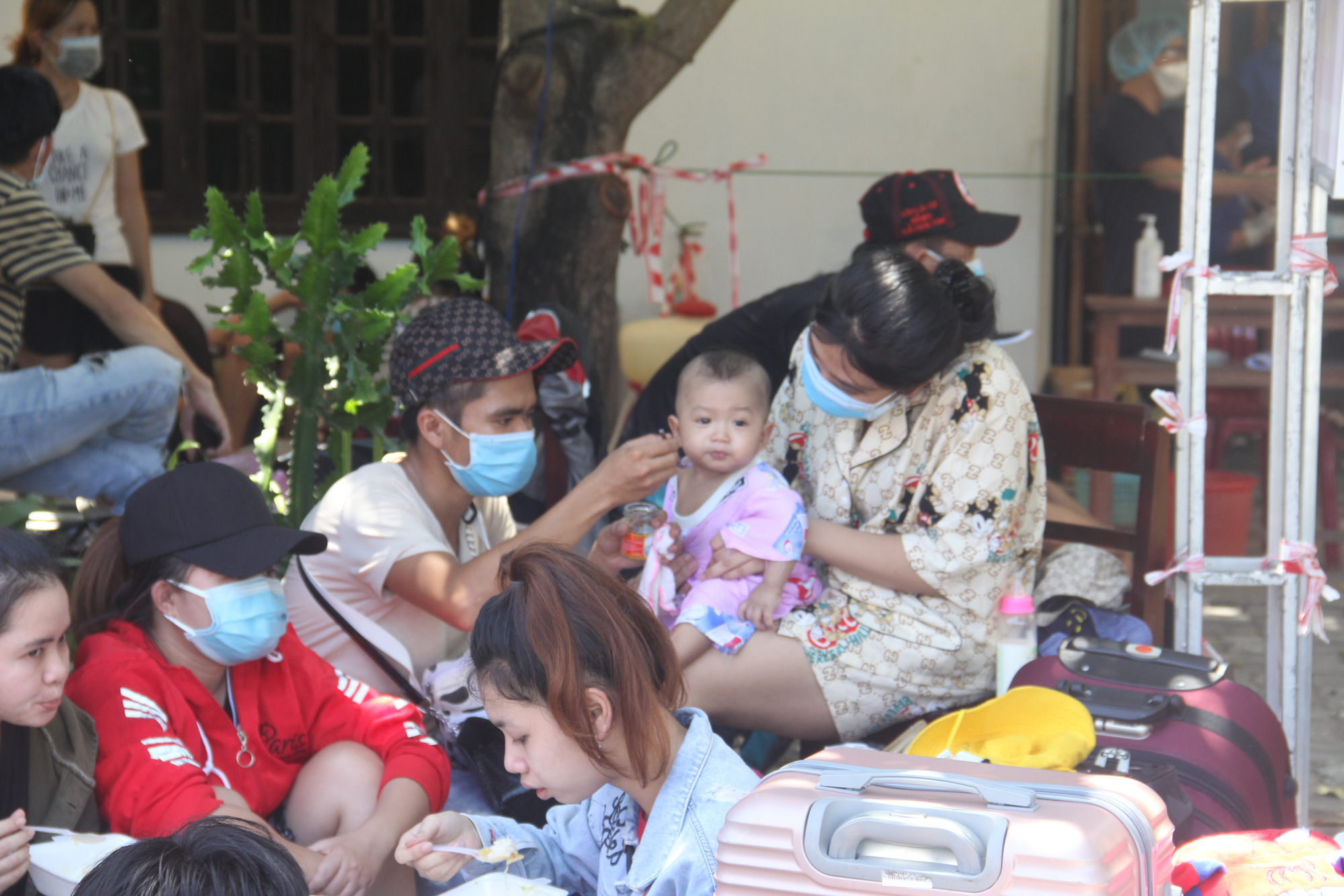 Người d&acirc;n dựng lều bạt giữa dải ph&acirc;n c&aacute;ch tr&aacute;nh nắng chờ khai b&aacute;o y tế, đưa đi c&aacute;ch ly - Ảnh 13.