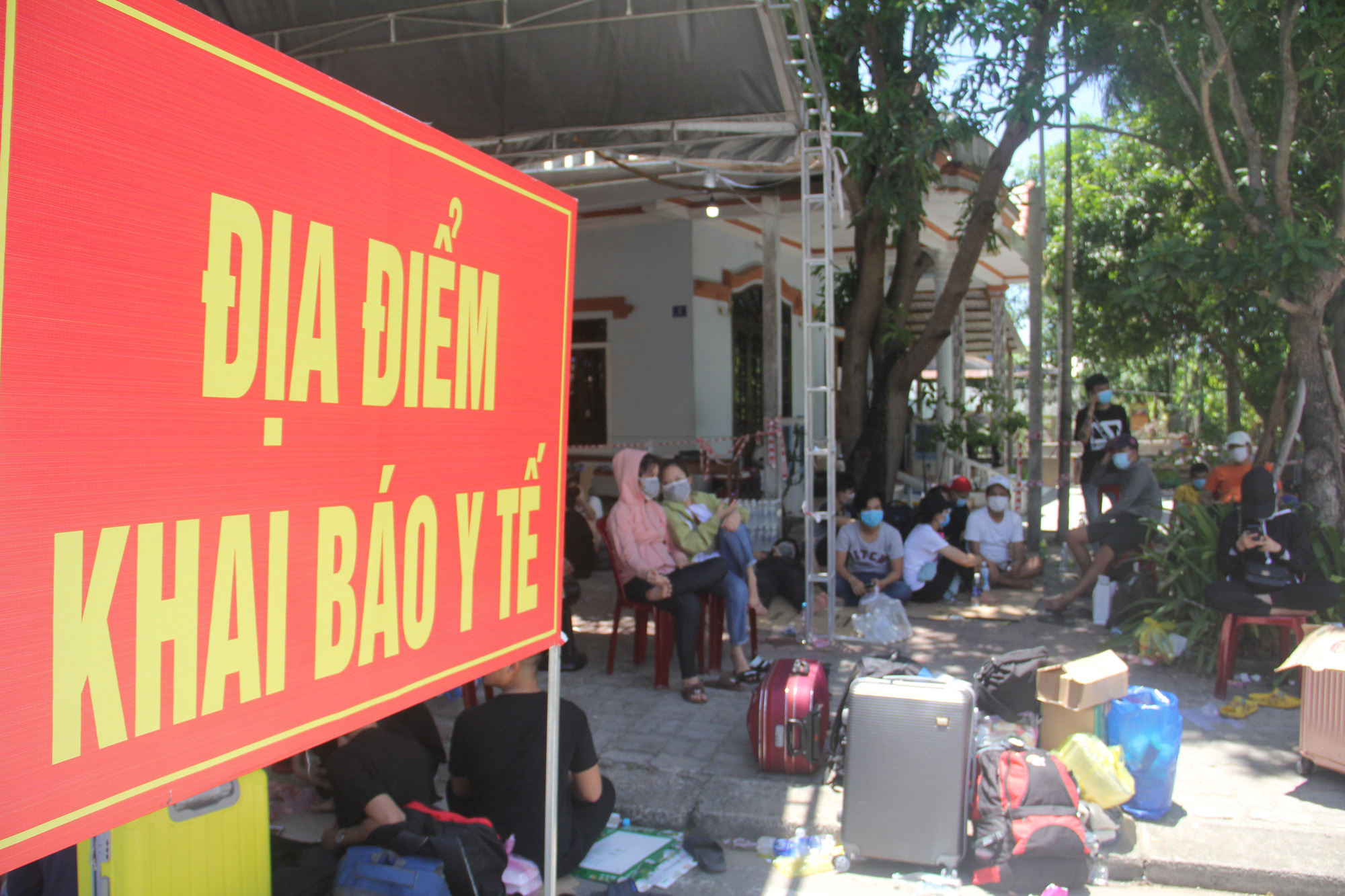 Người d&acirc;n dựng lều bạt giữa dải ph&acirc;n c&aacute;ch tr&aacute;nh nắng chờ khai b&aacute;o y tế, đưa đi c&aacute;ch ly - Ảnh 15.