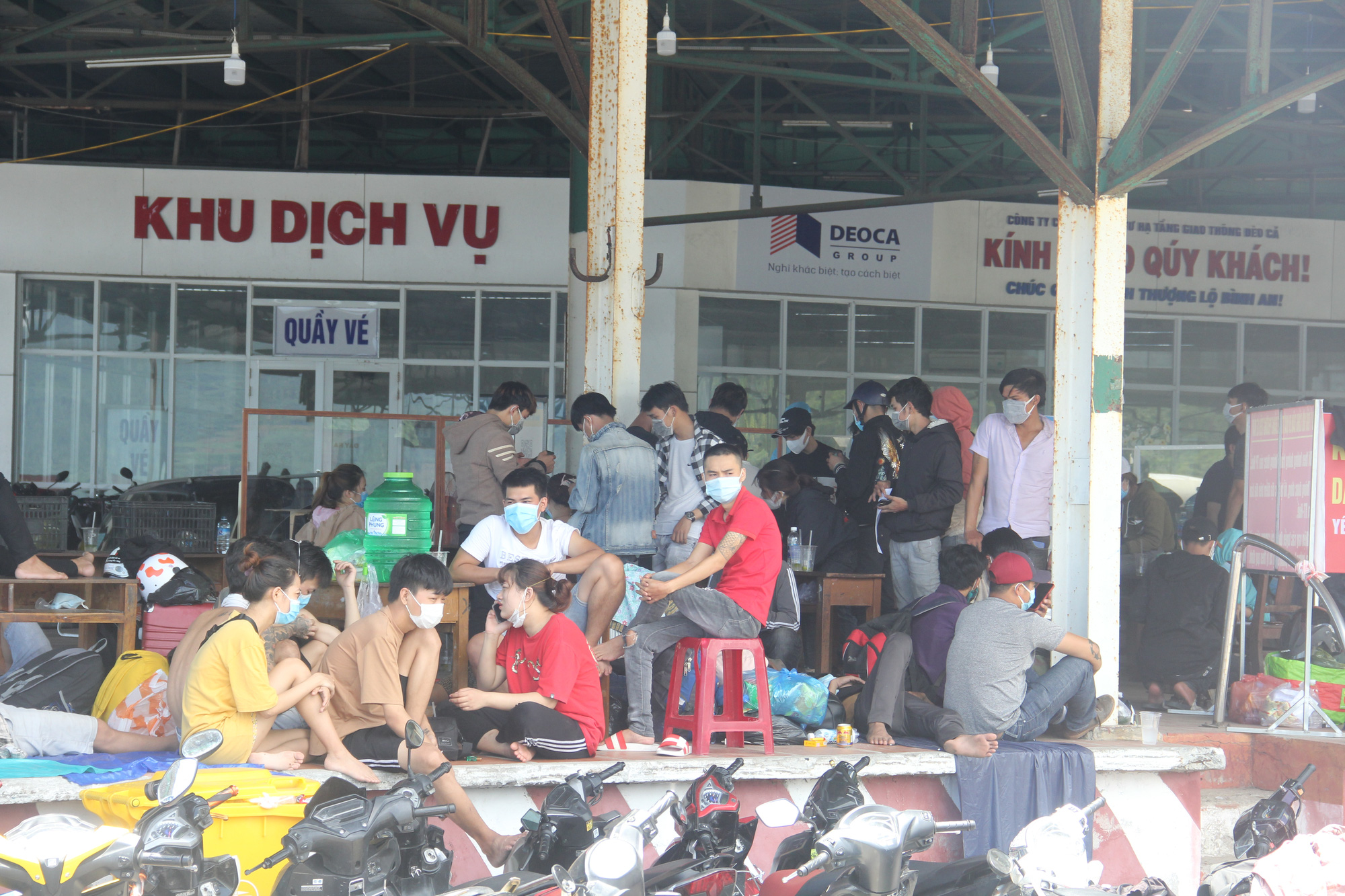 Người d&acirc;n dựng lều bạt giữa dải ph&acirc;n c&aacute;ch tr&aacute;nh nắng chờ khai b&aacute;o y tế, đưa đi c&aacute;ch ly - Ảnh 21.