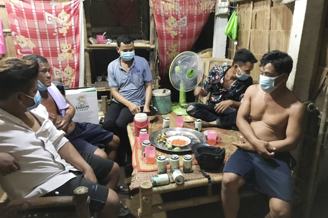 Xử phạt nhiều ma men v&agrave; con bạc tụ tập thời điểm gi&atilde;n c&aacute;ch - Ảnh 2.