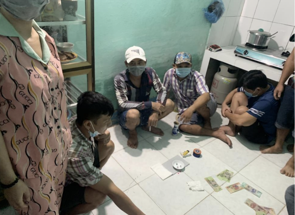 Xử phạt nhiều ma men v&agrave; con bạc tụ tập thời điểm gi&atilde;n c&aacute;ch - Ảnh 1.