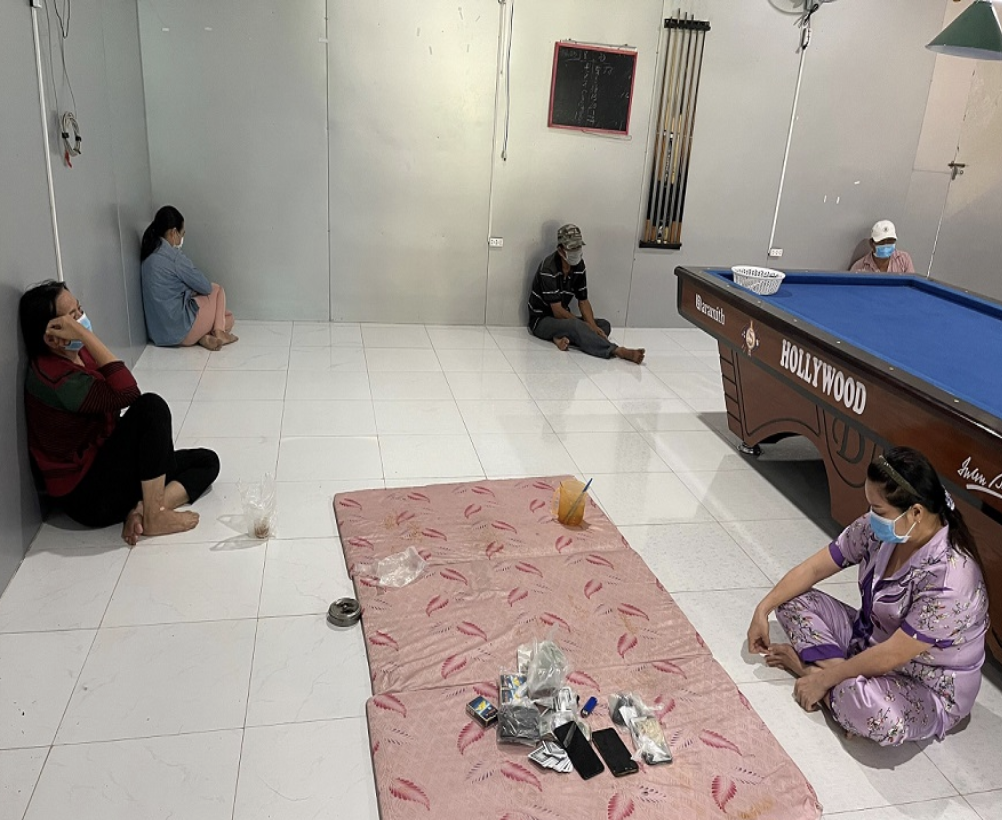 Xử phạt nhiều ma men v&agrave; con bạc tụ tập thời điểm gi&atilde;n c&aacute;ch - Ảnh 3.
