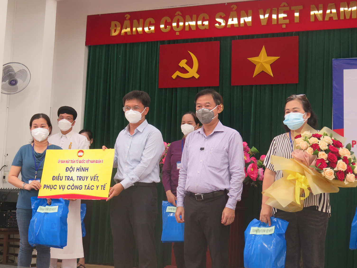 Nhiều y, bác sĩ nghỉ hưu và sinh viên y khoa tình nguyện tham gia phòng, chống dịch Covid-19