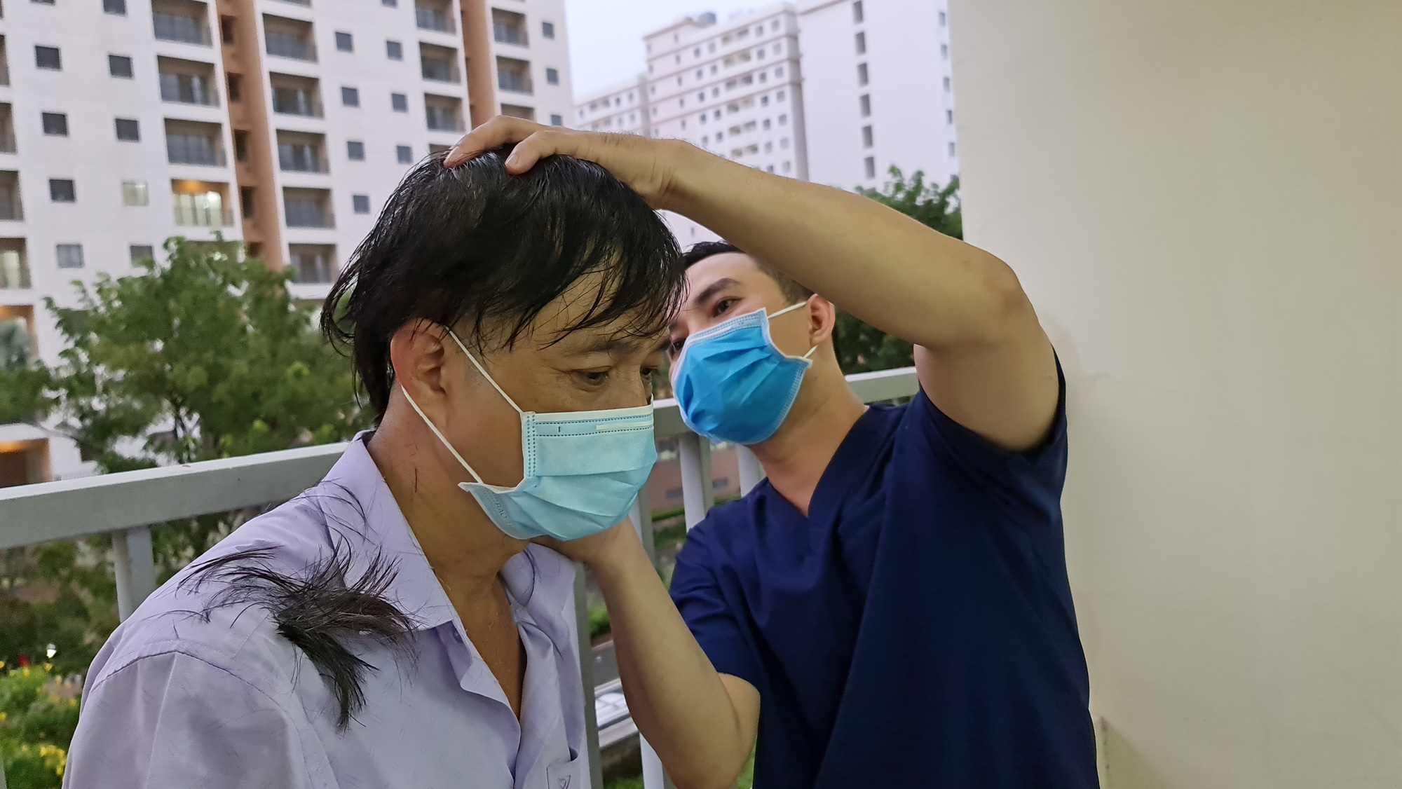 VÀO ĐIỂM NÓNG COVID-19 (*): 12 giờ "xây" bệnh viện dã chiến