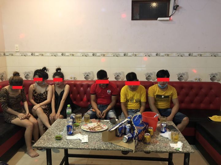 Đang gi&atilde;n c&aacute;ch x&atilde; hội, chủ qu&aacute;n karaoke vẫn cho tụ tập h&aacute;t h&ograve; c&ugrave;ng d&agrave;n &ldquo;tay vịn&rdquo; - Ảnh 1.