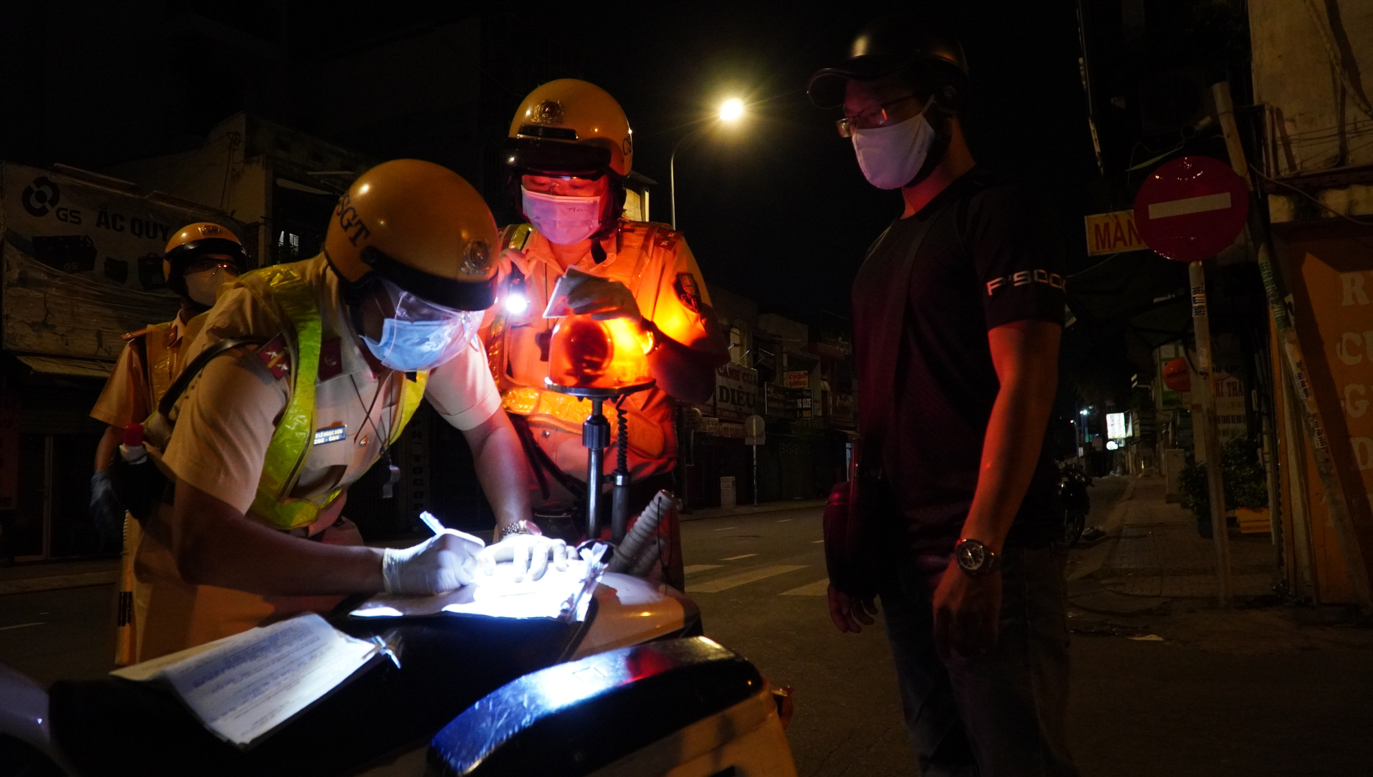 Xử phạt việc ra đường sau 18 giờ: &ldquo;Biết sai nhưng phải đi v&igrave; t&iacute;nh mạng của chồng&rdquo; - Ảnh 5.