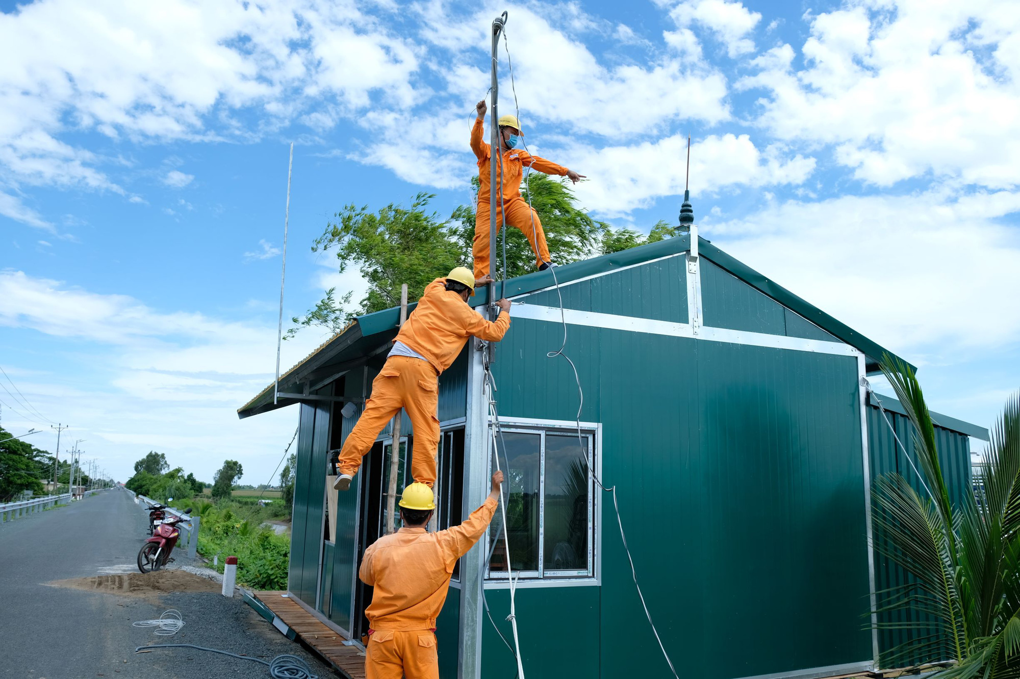 Tổng C&ocirc;ng ty Điện lực miền Nam tăng cường hướng dẫn ph&ograve;ng tr&aacute;nh tai nạn điện m&ugrave;a mưa b&atilde;o - Ảnh 2.