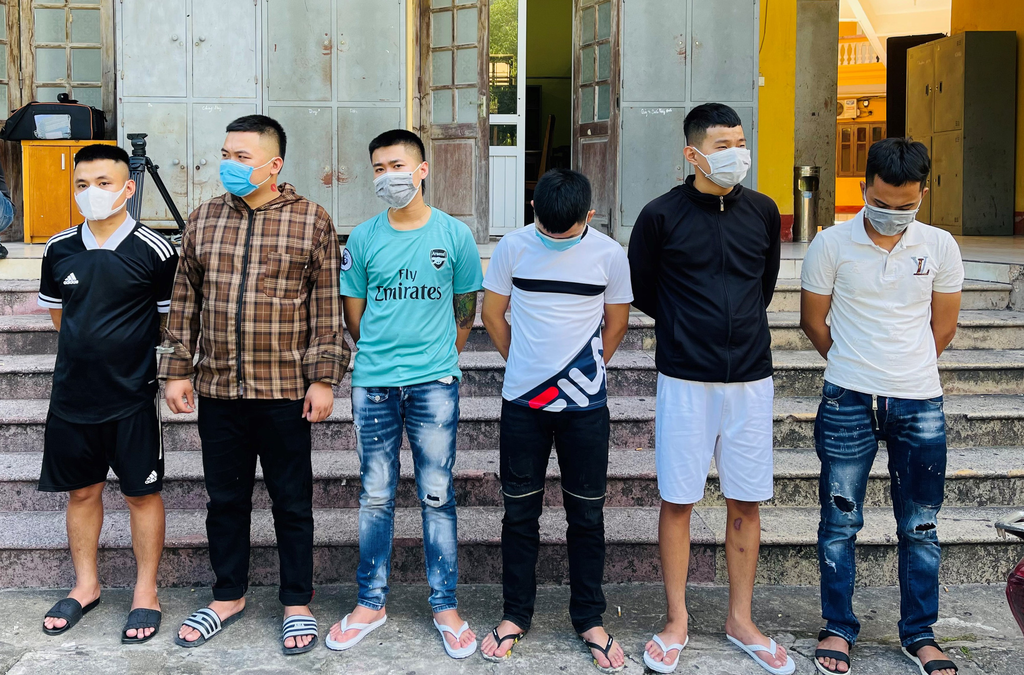 Không đòi được nợ, mang vòng hoa tang tới nhà chị gái của "con nợ" để "khủng bố"