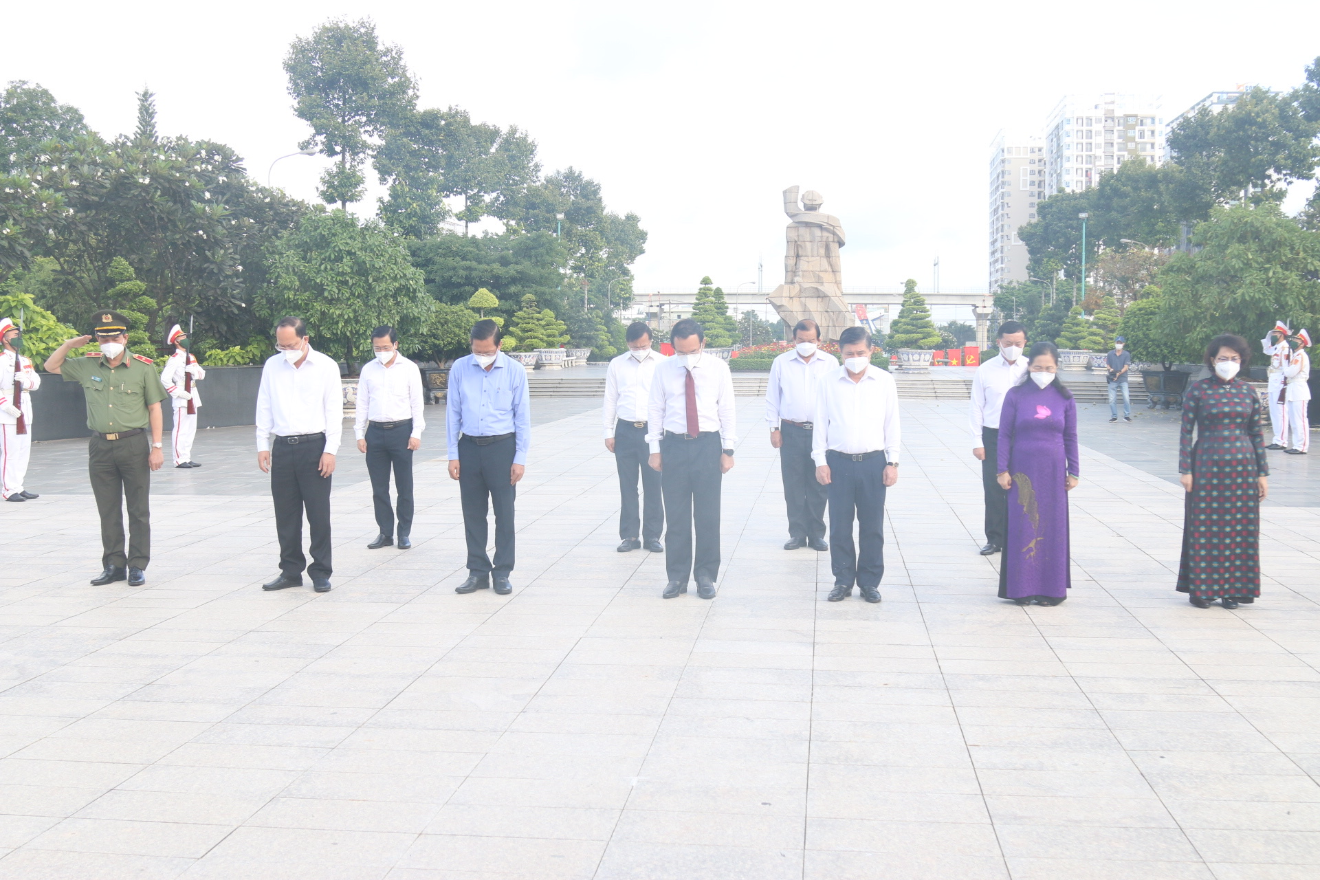 L&atilde;nh đạo TP HCM d&acirc;ng hoa, d&acirc;ng hương tưởng niệm c&aacute;c anh h&ugrave;ng liệt sĩ - Ảnh 2.