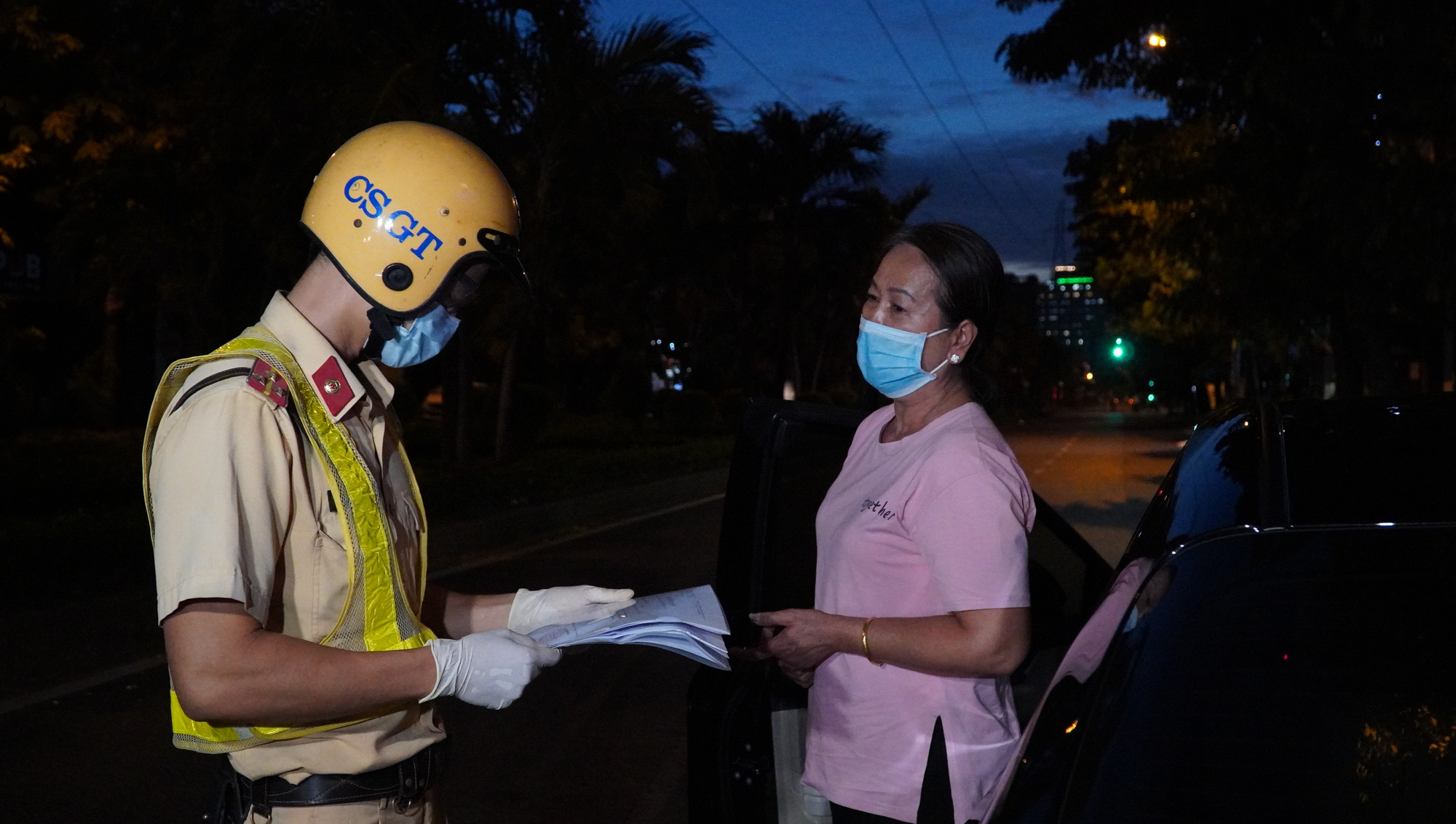 Xử phạt việc ra đường sau 18 giờ: &ldquo;Biết sai nhưng phải đi v&igrave; t&iacute;nh mạng của chồng&rdquo; - Ảnh 3.