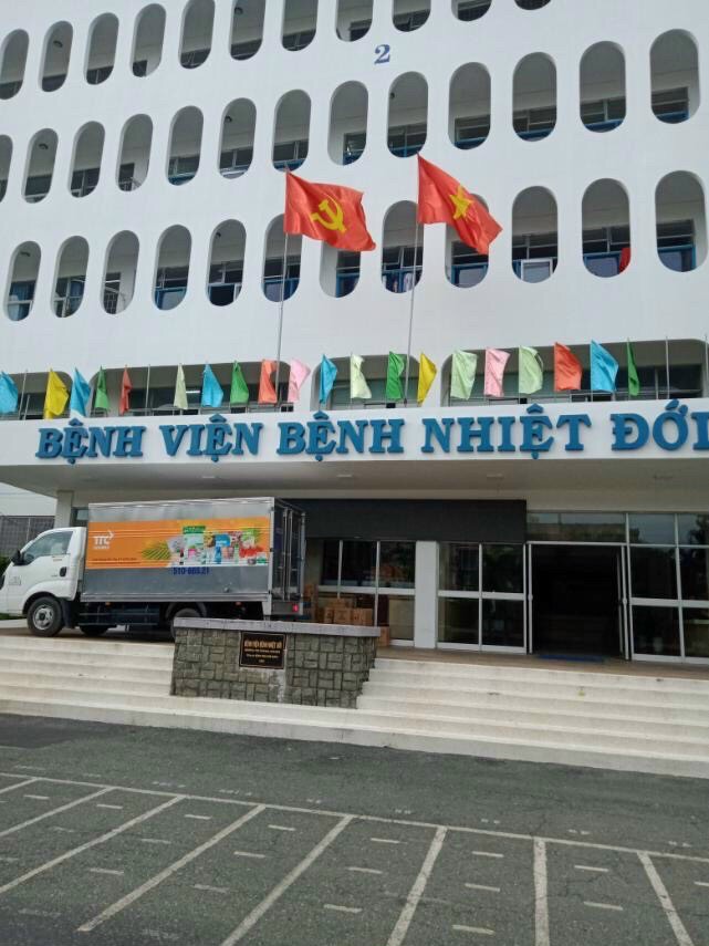 TTC v&agrave; DHA tặng nhu yếu phẩm cho bệnh viện điều trị Covid-19 v&agrave; người d&acirc;n gặp kh&oacute; khăn - Ảnh 1.