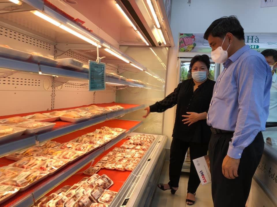 Giá gà công nghiệp giảm sâu, chỉ còn 10.000 đồng/kg