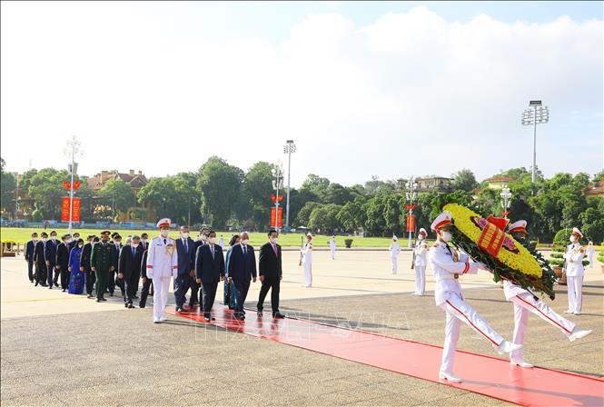 Lãnh đạo Đảng, Nhà nước tưởng niệm các Anh hùng liệt sĩ - Ảnh 2.