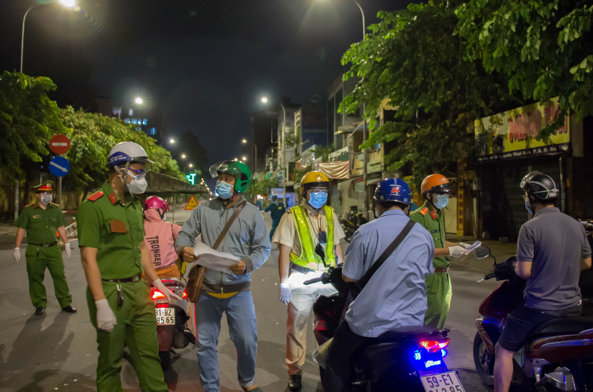 Xử phạt việc ra đường sau 18 giờ: &ldquo;Biết sai nhưng phải đi v&igrave; t&iacute;nh mạng của chồng&rdquo; - Ảnh 2.