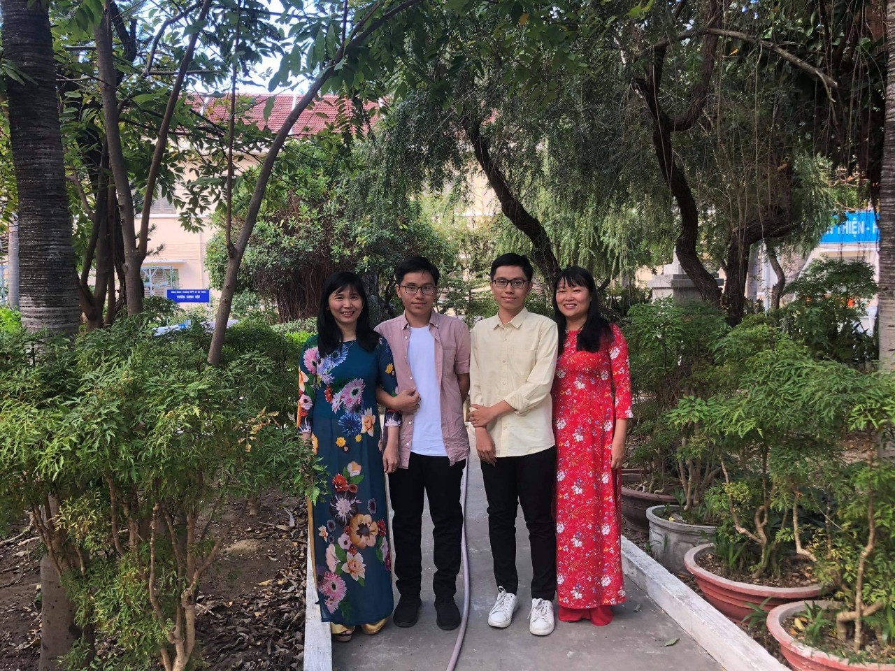 Chuyện th&uacute; vị 2 anh em sinh đ&ocirc;i, 1 thủ khoa, 1 &aacute; khoa khối C to&agrave;n quốc - Ảnh 1.