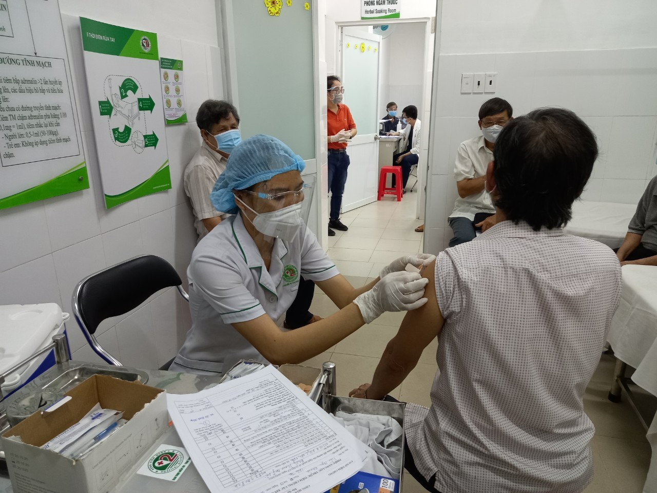 Việt Nam chưa tiêm vắc-xin Covid-19 cho đối tượng dưới 18 tuổi