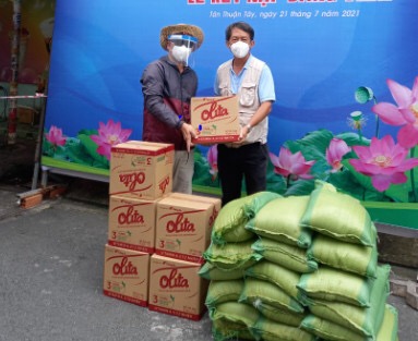 Chương tr&igrave;nh Thực phẩm miễn ph&iacute; c&ugrave;ng cả nước chống dịch đến với người d&acirc;n khu vực bị phong tỏa - Ảnh 4.