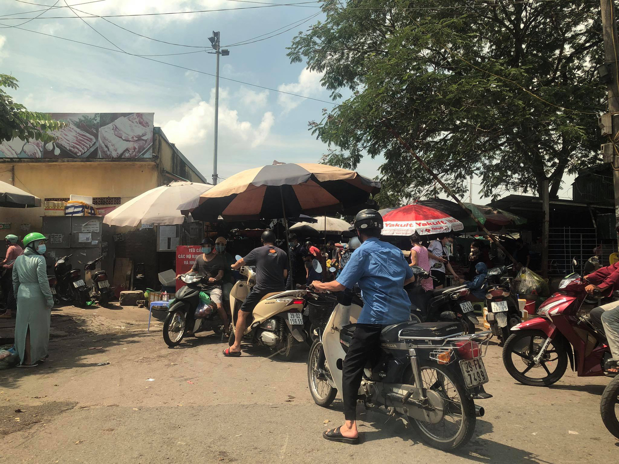 Người bán trứng nhiễm SARS-CoV-2, phong toả một chợ đầu mối