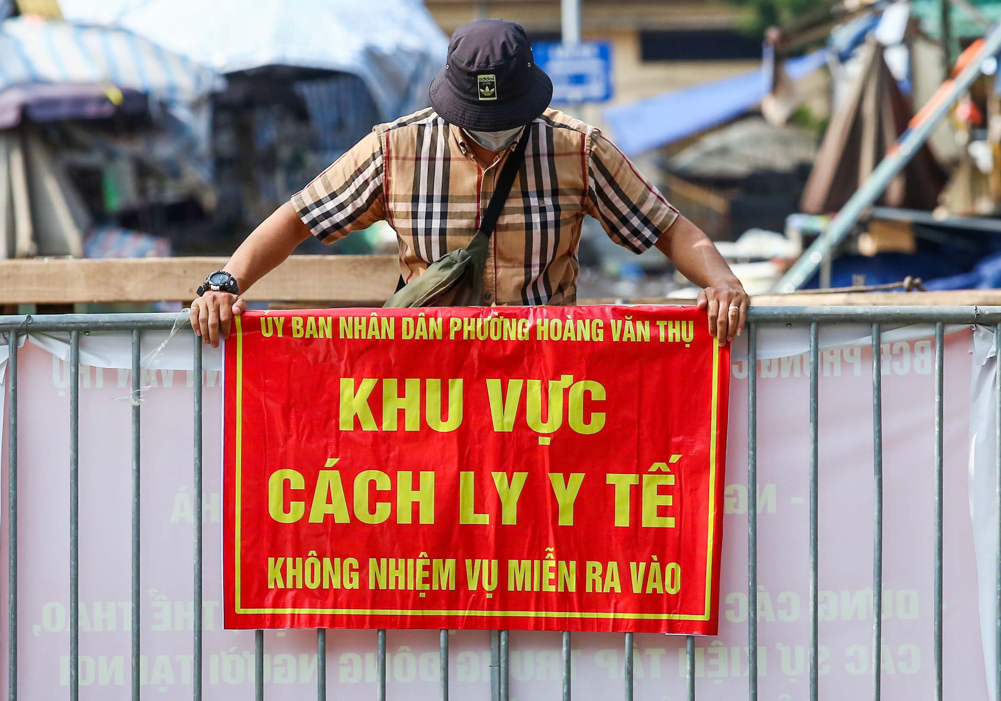 Cận cảnh phong toả chợ đầu mối khoảng 300 hộ kinh doanh - Ảnh 9.