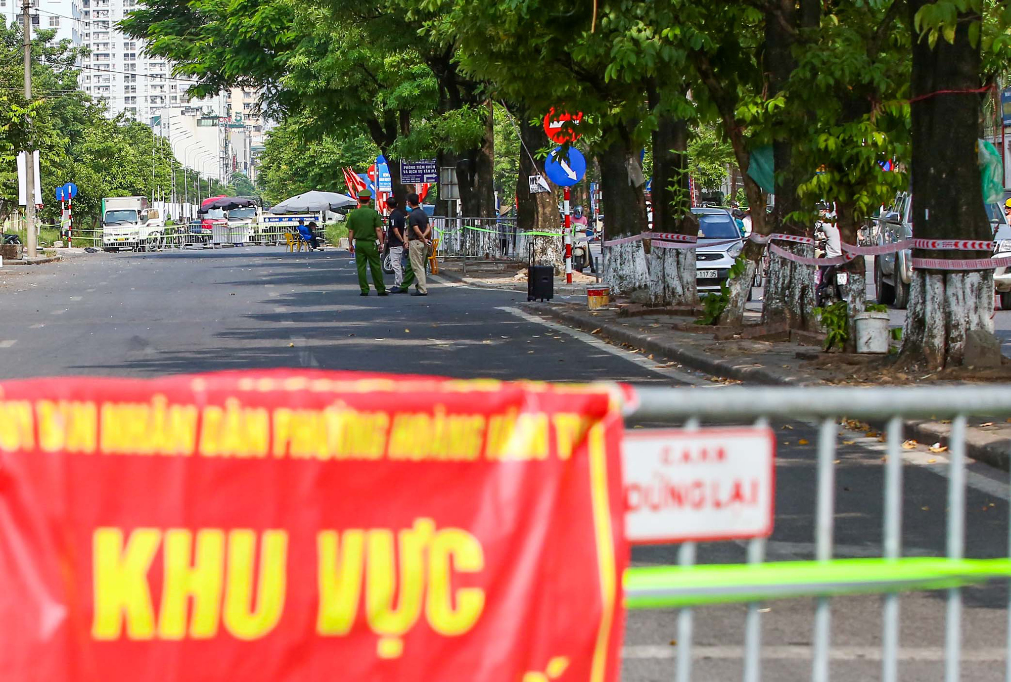Cận cảnh phong toả chợ đầu mối khoảng 300 hộ kinh doanh - Ảnh 6.