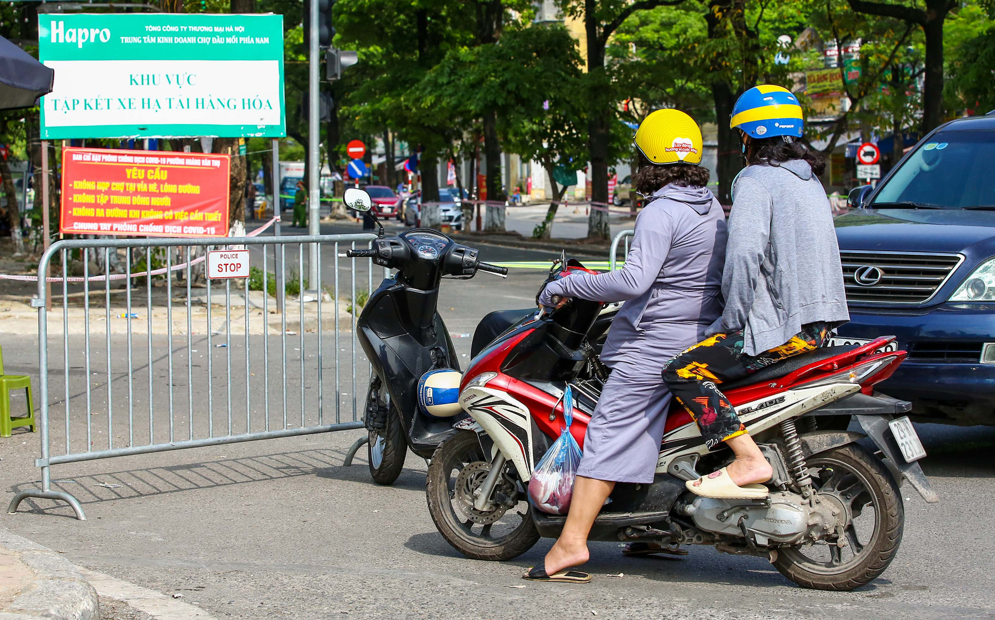 Cận cảnh phong toả chợ đầu mối khoảng 300 hộ kinh doanh - Ảnh 12.