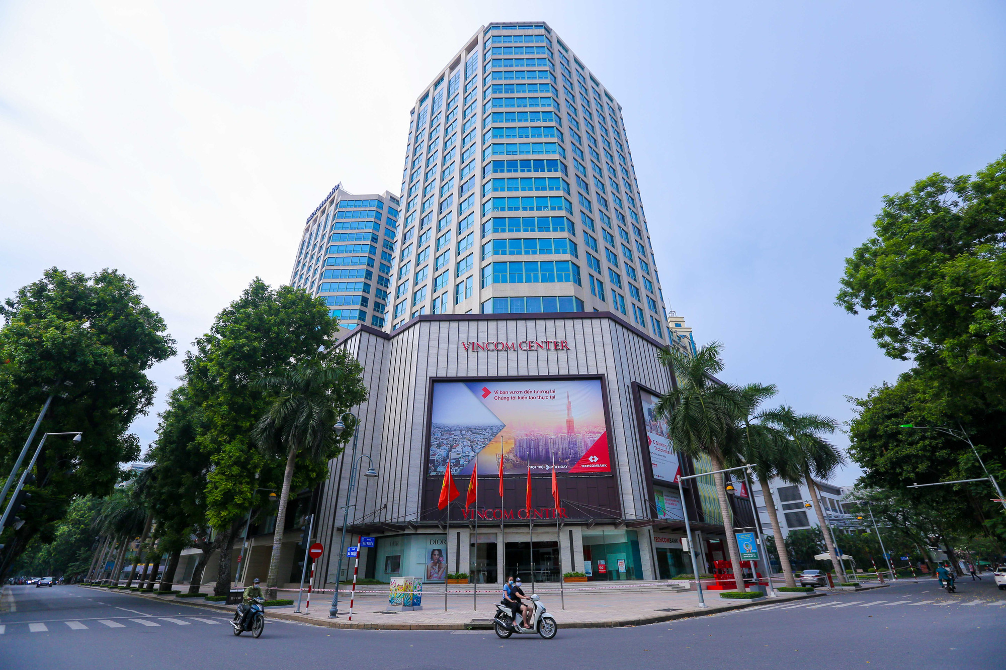 Tạm phong toả 1 trung tâm thương mại ở phố Bà Triệu liên quan ca nhiễm SARS-CoV-2 - Ảnh 2.